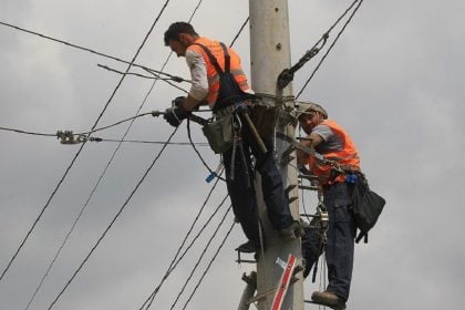 ΔΕΔΔΗΕ: Μέχρι το απόγευμα υπόσχεται να αποκαταστήσει το ρεύμα και να δουν φως και νερό οι κάτοικοι πυρόπληκτων περιοχών της Αχαΐας