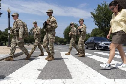 «Ο Τραμπ κατασκευάζει κρίσεις για να στείλει στρατεύματα της εθνοφρουράς σε πόλεις που κυβερνούν δημοκρατικοί» – Τι καταγγέλλει η αντιπολίτευση στις ΗΠΑ