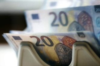 Επίδομα αδείας: Πρόστιμο και ποινικές διώξεις στους εργοδότες που δεν το καταβάλλουν