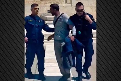 Μετανάστης επιτέθηκε λεκτικά σε Εύζωνες: «Καμία ανοχή σε τέτοιες συμπεριφορές», λέει ο Πλεύρης