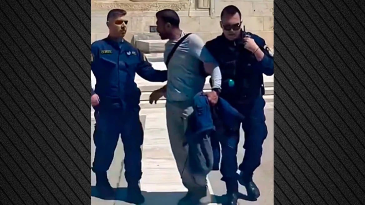 Μετανάστης επιτέθηκε λεκτικά σε Εύζωνες: «Καμία ανοχή σε τέτοιες συμπεριφορές», λέει ο Πλεύρης