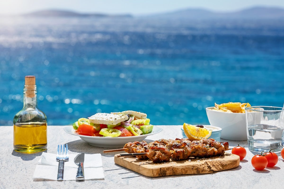 Τι τρώμε λάθος στις διακοπές και φρενάρουμε τον μεταβολισμό μας – Πώς να το διορθώσουμε