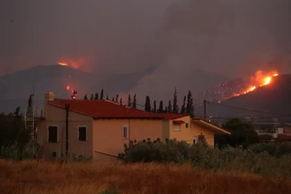 Σύλληψη δύο υπαλλήλων του ΔΕΔΔΗΕ για τη φωτιά στην Κερατέα - Κατηγορούνται για παραλείψεις στη συντήρηση του δικτύου (ΦΩΤΟ)
