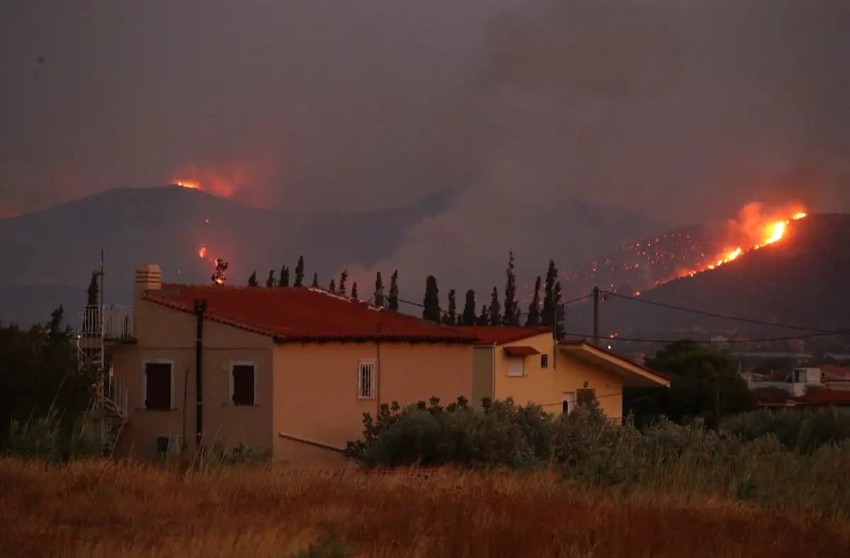 Σύλληψη δύο υπαλλήλων του ΔΕΔΔΗΕ για τη φωτιά στην Κερατέα - Κατηγορούνται για παραλείψεις στη συντήρηση του δικτύου (ΦΩΤΟ)