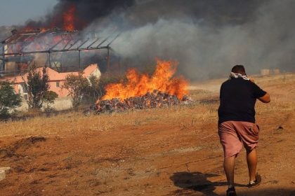 Φωτιά στην Κερατέα: Υποπτος άνδρας με μηχανάκι – Στο «μικροσκόπιο» το γκαζάκι που βρέθηκε
