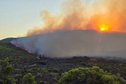 Φωτιές σε Κεφαλονιά, Φωκίδα, Βόνιτσα και Ζάκυνθο - Απανωτά 112 για εκκενώσεις οικισμών (BINTEO)