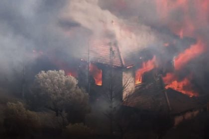 Ανεξέλεγκτη η πυρκαγιά στην Κερατέα - Καίγονται σπίτια, 190 πυροσβέστες και 18 εναέρια στη μάχη με τις φλόγες (ΒΙΝΤΕΟ)