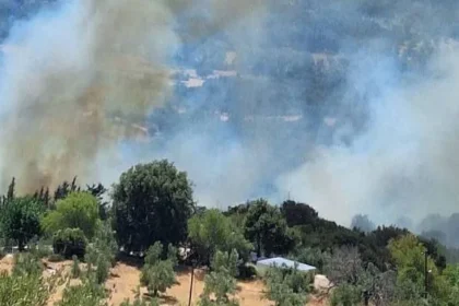Μαίνεται η φωτιά στη Βρυσούλα Πρέβεζας - Απομακρύνονται οι ηλικιωμένοι από το χωριό, δύο σπίτια τυλίχθηκαν στις φλόγες
