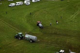 Γαλλία: Αγρότες ψέκασαν… υγρή κοπριά στα χωράφια τους για να διώξουν καταληψίες με τροχόσπιτα 