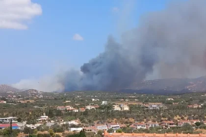 Πυρκαγιά στην Κερατέα: Τεράστιο το πύρινο μέτωπο, μήνυμα του 112 για εκκένωση