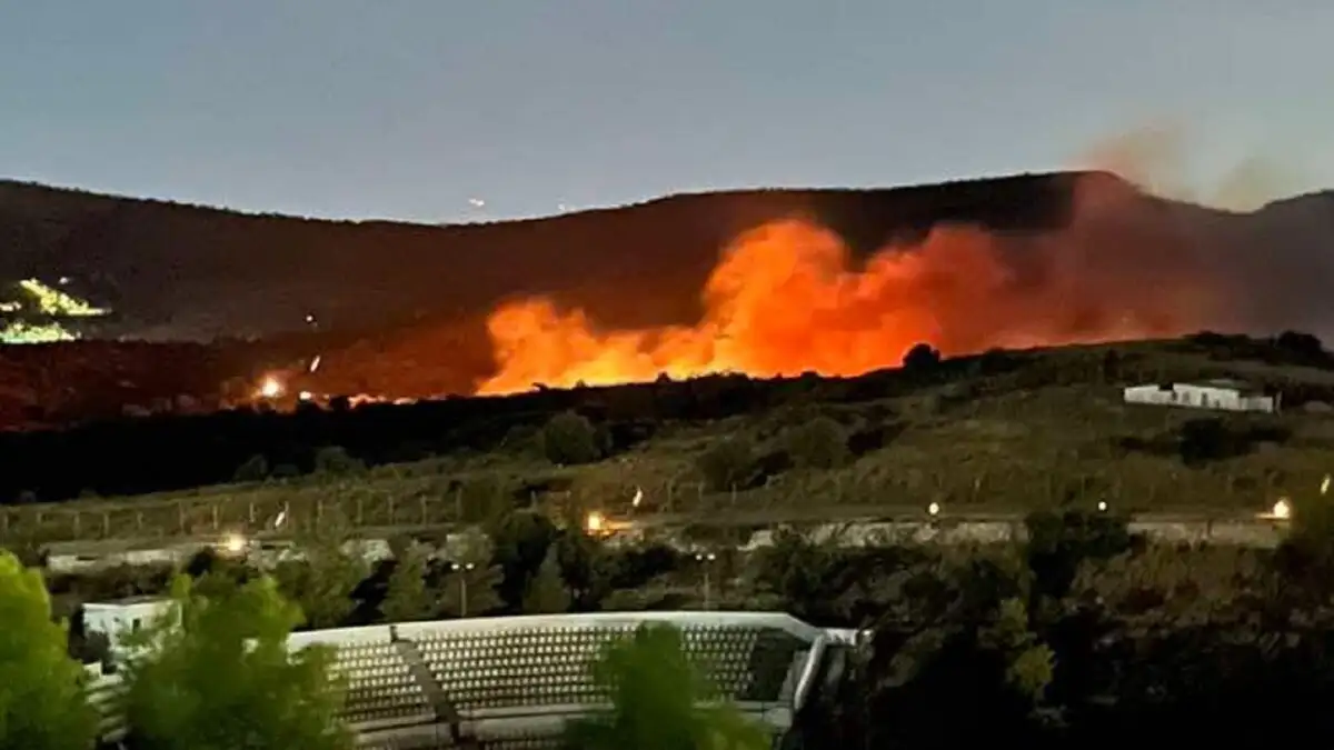 Φωτιά στη Σαλαμίνα στην περιοχή Βρωμοπούσι καίει κοντά σε σπίτια - Μήνυμα από το 112