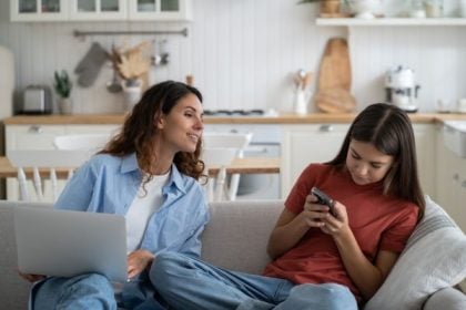 Εφηβεία: Πώς επηρεάζονται τα κορίτσια από τα social media;