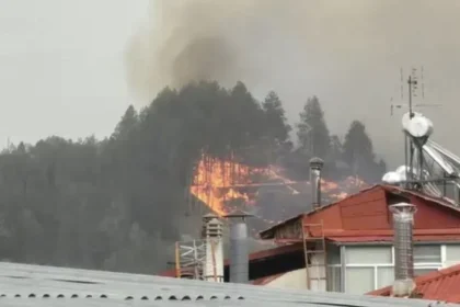 Φωτιά στο Σύδενδρο Γρεβενών - Μήνυμα του 112 για ετοιμότητα, μάχη με τέσσερις διαφορετικές εστίες
