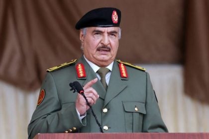 O Χαφτάρ προσανατολίζεται να επιτρέψει στη Τουρκία να διεξάγει έρευνες μεταξύ Λιβύης και Κρήτης