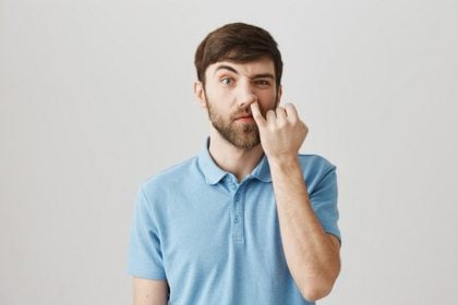Αλτσχάιμερ: Το «σκάλισμα» της μύτης συνδέεται με υψηλότερο κίνδυνο, σύμφωνα με νέα μελέτη