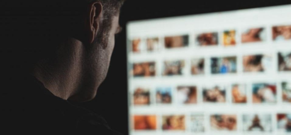 Χειροπέδες σε μάνα και κόρη για υπόθεση revenge porn – Τι συνέβη