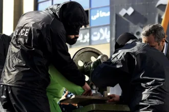 Ακρωτηριασμό χεριού σε τρεις καταδικασθέντες για κλοπές αποφάσισε δικαστήριο στο Ιράν