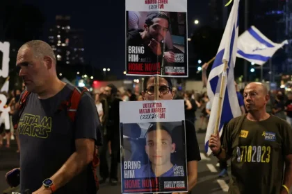 Ισραήλ: Οικογένειες ομήρων διαδηλώνουν έξω από τα σπίτια υπουργών ζητώντας εκεχειρία στη Γάζα