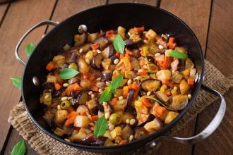 Φανταστική συνταγή του Gordon Ramsay για τραγανό καλαμάρι με caponata – Ιδανικό πιάτο για καλοκαίρι