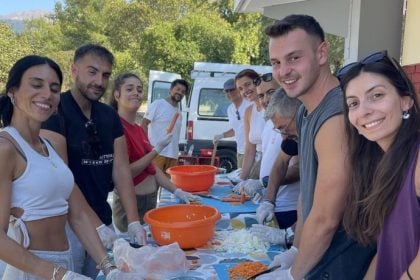 Εθελοντές ήρθαν στην Πάτρα για να προσφέρουν φαγητό στους πυρόπληκτους 