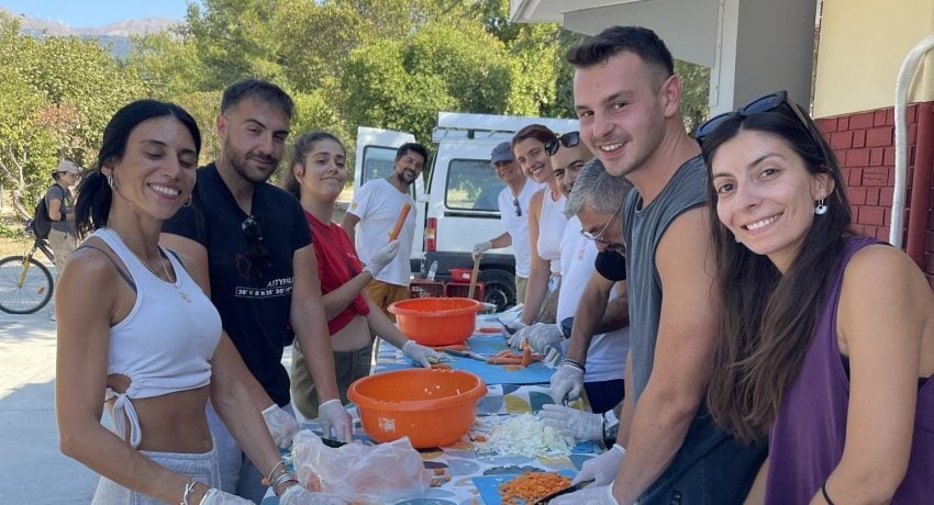 Εθελοντές ήρθαν στην Πάτρα για να προσφέρουν φαγητό στους πυρόπληκτους 