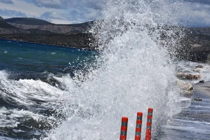 Καιρός: Ξεκινά τετραήμερο με ισχυρούς ανέμους και υψηλό κίνδυνο για εκδήλωση φωτιάς