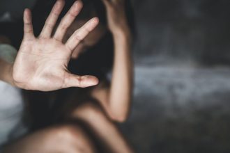 Αχαΐα: Χειροπέδες σε διοικητικό στέλεχος έπειτα από καταγγελία εργαζόμενης για προσβολή γενετήσιας αξιοπρέπειας