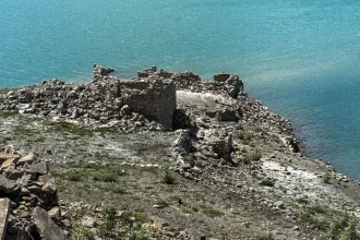Αναδύεται ξανά το βυθισμένο χωριό Κάλλιο στη Δωρίδα - Σοβαρή ανησυχία για τη λίμνη του Μόρνου, δείτε βίντεο