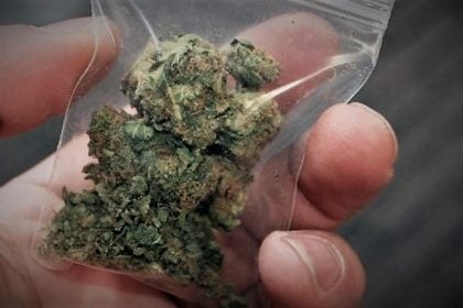 Πάτρα: Χειροπέδες σε ανήλικο για ναρκωτικά - Συνελήφθη και ο πατέρας του