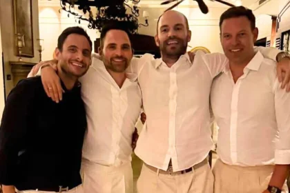 Στον γάμο παιδικού του φίλου στη Ζάμπια ο Στέφανος Κασσελάκης