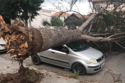 Χαμός από την κακοκαιρία: 100 κλήσεις δέχθηκε η Πυροσβεστική λόγω ισχυρών βροχοπτώσεων και θυελλωδών ανέμων