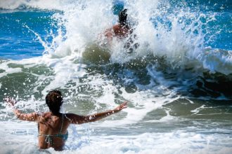 Ναυαγοσώστης έσωσε δύο γυναίκες που κινδύνευαν να πνιγούν στα Αραχωβίτικα