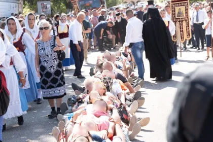 Κεφαλονιά: Δεκάδες πιστοί στο έδαφος για να περάσει από πάνω τους η εικόνα του Αγίου Γερασίμου