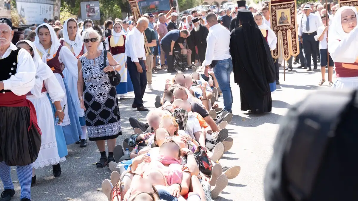 Κεφαλονιά: Δεκάδες πιστοί στο έδαφος για να περάσει από πάνω τους η εικόνα του Αγίου Γερασίμου