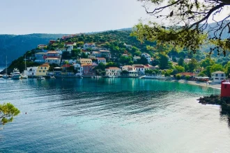 Επιχείρηση του ελληνικού FBI για ναρκωτικά και εκβιασμούς σε νησιά - Τρεις συλλήψεις στην Κεφαλονιά