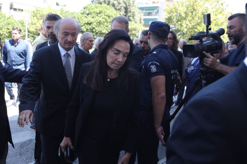 Κηδεία Λένας Σαμαρά: Πλήθος κόσμου στο τελευταίο «αντίο» της 34χρονης - Live