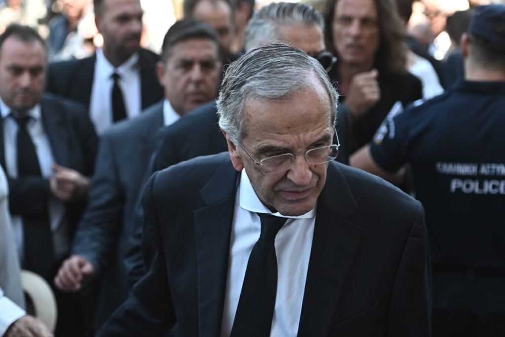 Κηδεία Λένας Σαμαρά: Πλήθος κόσμου στο τελευταίο «αντίο» της 34χρονης - Live