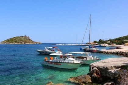 Ζάκυνθος: Φωτιά σε τουριστικό σκάφος γεμάτο επιβάτες στο λιμάνι Βολιμών