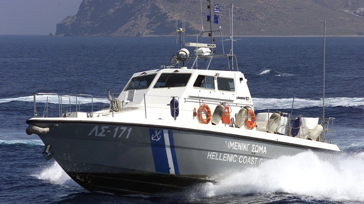 Aίγιο: Μηχανική βλάβη οδήγησε σε ακυβερνησία θαλαμηγό με 9 άτομα