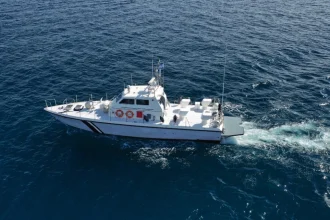 Κρατούμενος Τούρκος διακινητής έπεσε στη θάλασσα κατά τη μεταγωγή του μεταξύ Χίου και Μυτιλήνης - Ερευνες για τον εντοπισμό του