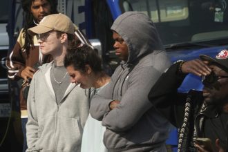 Λος Άντζελες: 2 νεκροί και 6 τραυματίες από πυροβολισμούς σε πάρτι φεστιβάλ – Έτρεχαν πανικόβλητοι στους δρόμους να σωθούν