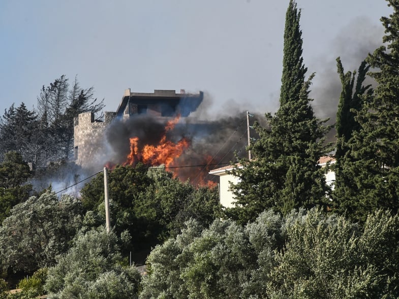 Πύρινος εφιάλτης στα Συχαινά: Κάηκαν σπίτια, εκκενώνονται οικισμοί και κτίρια - Δραματικές στιγμές για τους κατοίκους (ΦΩΤΟ & BINTEO)