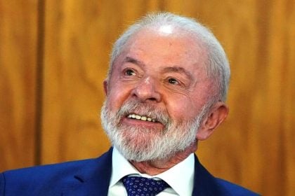 Βραζιλία: Ο Λούλα σαρκάζει τον Τραμπ για τους δασμούς φυτεύοντας αμπέλι - «Σπέρνουμε τροφή και όχι βία ή μίσος»