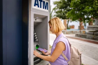 Όλες οι μειώσεις στις τραπεζικές προμήθειες - Τι αλλάζει στις συναλλαγές στα ATM από Δευτέρα