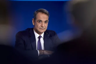 Μητσοτάκης: Ανακρίβειες από την αντιπολίτευση, δεν καταργείται το 8ωρο