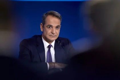Μητσοτάκης: Ανακρίβειες από την αντιπολίτευση, δεν καταργείται το 8ωρο