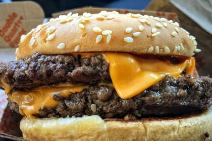 Ο Δείκτης Big Mac: Πόσα μπέργκερ πιάνει ο μισθός σου; Η θέση της Ελλάδας