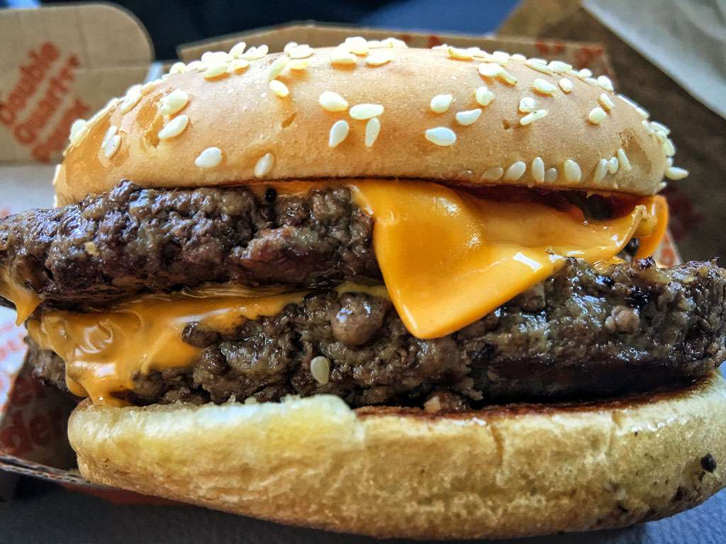 Ο Δείκτης Big Mac: Πόσα μπέργκερ πιάνει ο μισθός σου; Η θέση της Ελλάδας