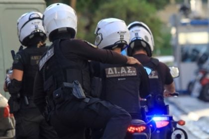  Πάτρα: Ένοπλος εισέβαλε σε φαρμακείο και απείλησε για να πάρει σκευάσματα χωρίς ιατρική συνταγή