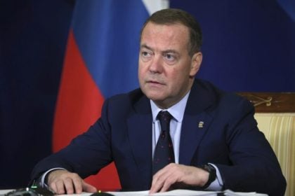 Μεντβέντεφ: «Όχι» στρατεύματα του ΝΑΤΟ ως ειρηνευτικές δυνάμεις στην Ουκρανία - «Άμυαλος γαλατικός κόκορας ο Μακρόν»